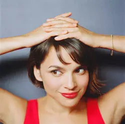 Norah Jones、話題のコンピにひっぱりだこ！