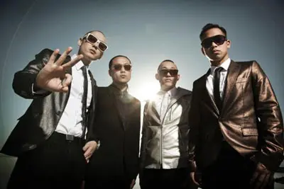 アジア系代表クラブ・サウンドFAR EAST MOVEMENTがRihannaのツアーOAに決定。