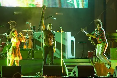 ARCADE FIRE、BEST COASTなど……米フェス＜Bonnaroo＞1～2日目のダイジェスト映像が公開中