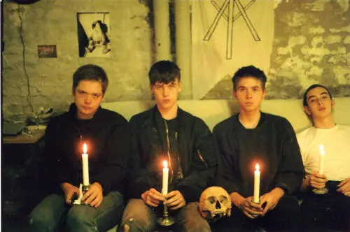 ICEAGE、デビュー・アルバム全曲試聴を実施中