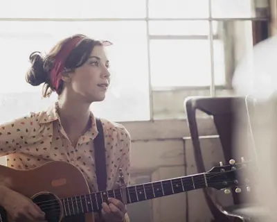 アイルランド出身の女性シンガー・ソングライター、Lisa Hanniganが待望の日本デビュー盤『Passenger』を9/26リリース
