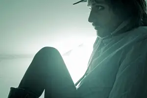 UKカルト・ロック・スター POP LEVI、最新作『Medicine』から強烈なMVが4曲公開中