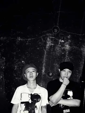 !!!KYONO+DJBAKU!!!、「RADICAL GAME」をリミックスしたアナログ盤を完全限定300枚の手描きサイン＆シリアル・ナンバー入りで7/24にリリース