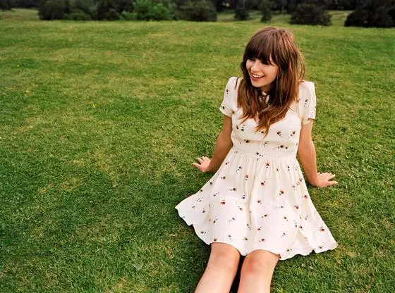 イギリス出身の注目シンガーGabrielle Aplin、8/7に待望のデビュー・アルバム『English Rain』をリリース。プロモーション来日も決定し、7/7にはミニ・ライヴ＆サイン会を開催
