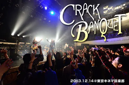 CRACK BANQUETのライヴ・レポートを公開。初ワンマンとなったツアー・ファイナル、2時間に及んだ長丁場のステージをレポート