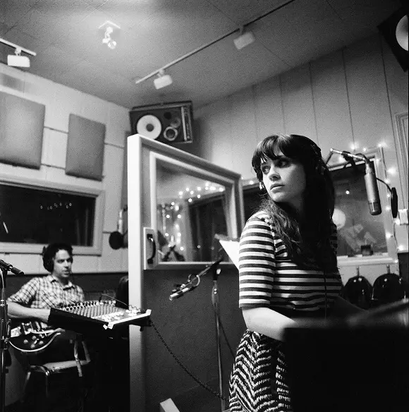 映画"（500）日のサマー"などへの出演でも知られるZooey Deschanelとシンガー・ソングライターM. Wardによるインディー・ロックデュオ SHE AND HIM、今秋リリースのニュー・アルバムのティーザー映像公開