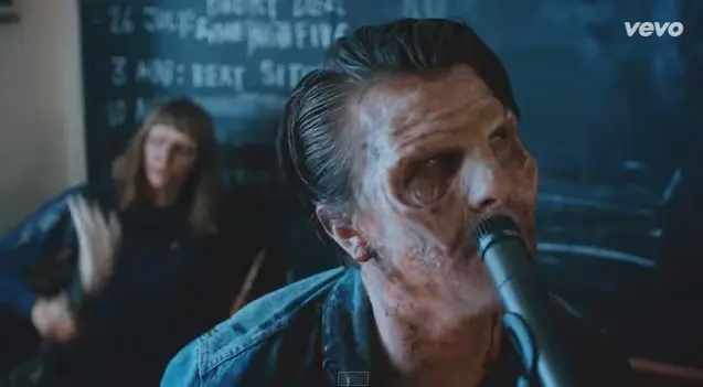 JAMIE T、9/29リリースの3rdアルバム『Carry On The Grudge』より、メンバーが次々にゾンビ化する衝撃MV「Zombie」公開