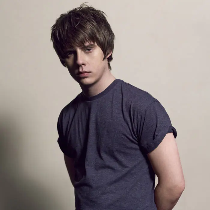 フジロックで来日するJake Bugg、スコットランドのフェス"T in the Park 2016"にて披露した「Slumville Sunrise」のライヴ映像公開