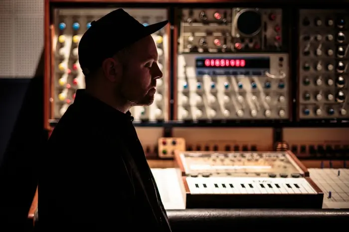 米ヒップホップ／ブレイクビーツ界の重鎮 DJ SHADOW、最新アルバム『The Mountain Will Fall』より「Three Ralphs」のMV公開