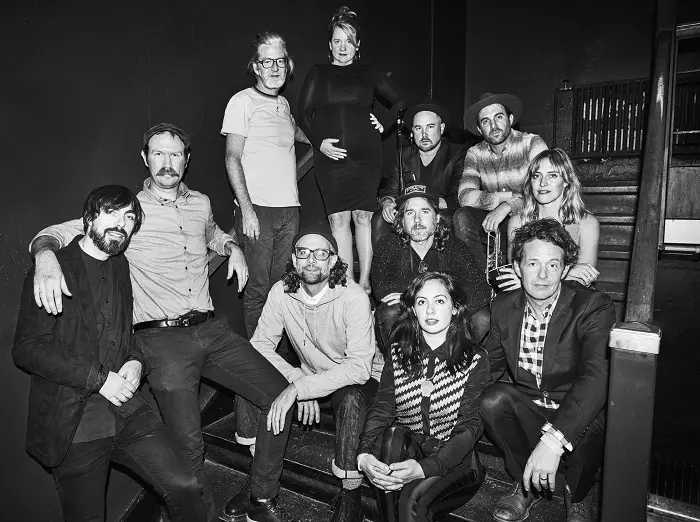 カナダ屈指の大所帯バンド BROKEN SOCIAL SCENE、7年ぶりの新曲「Halfway Home」の音源公開