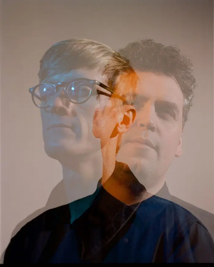 最先端エレクトロ・デュオ SIMIAN MOBILE DISCO、5/11リリースのニュー・アルバム『Murmurations』より「Defender」MV公開。日本盤の世界同時リリース決定も