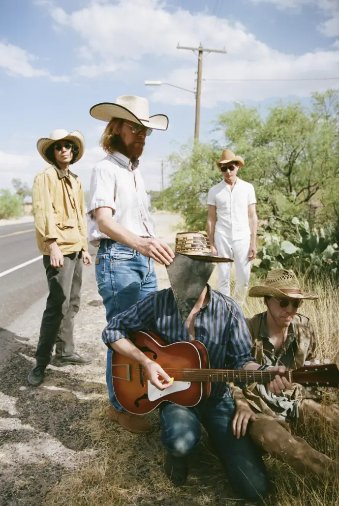 DEERHUNTER、来年1月にニュー・アルバム『Why Hasn't Everything Already Disappeared?』リリース決定。新曲「Death In Midsummer」音源公開も