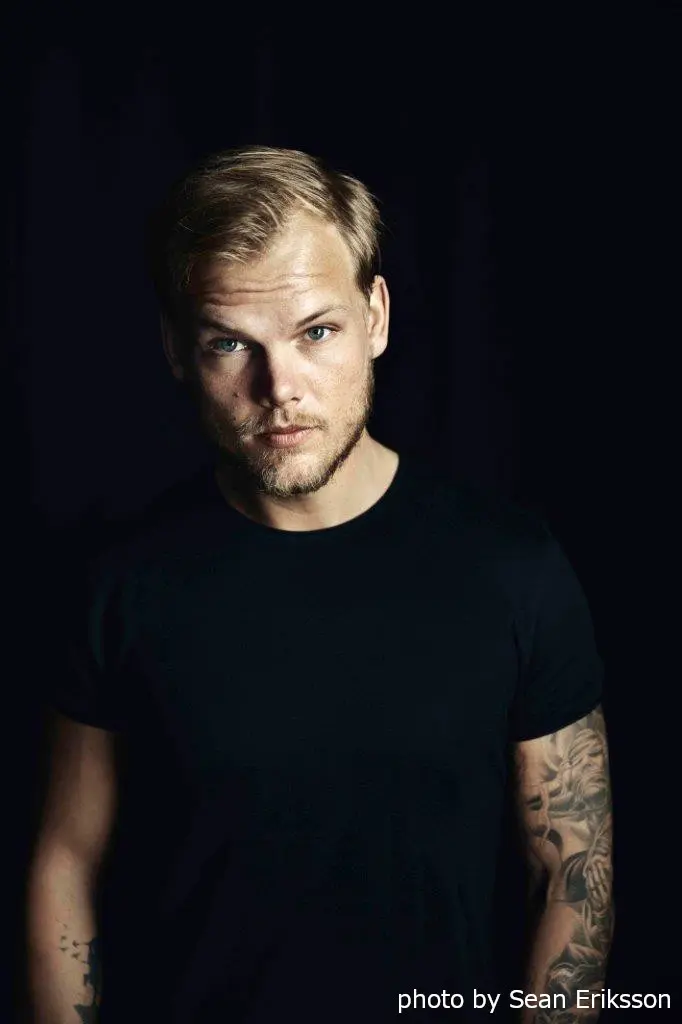 AVICII、「Fades Away」新バージョンが配信スタート。トリビュート・コンサートのアーカイヴも