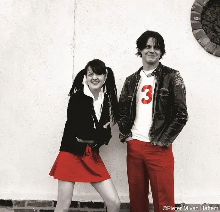 THE WHITE STRIPES、初ベスト・アルバム『The White Stripes Greatest Hits』フィジカル・リリースを記念してTV初出演時の歴史的パフォーマンス映像緊急公開