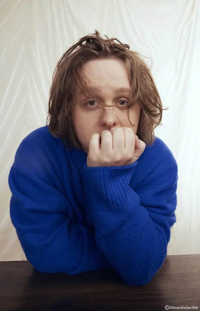 Lewis Capaldi、最新シングル「Forget Me」MV公開。WHAM!「Club Tropicana」のビデオを完全再現