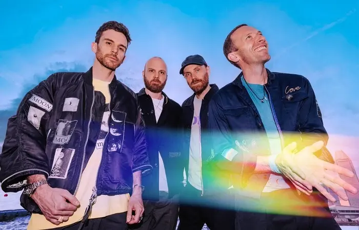 COLDPLAY、10/4リリースの最新アルバム『Moon Music』より「Feelslikeimfallinginlove」日本語字幕付きMV公開