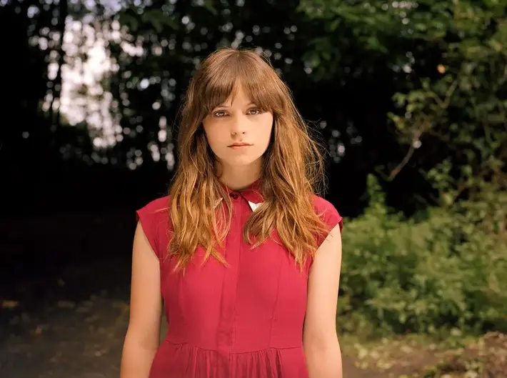 イギリス出身の21歳注目シンガーGabrielle Aplin、絢香が書き下ろした水嶋ヒロ主演映画"黒執事"の主題歌「Through the ages」に大抜擢。Gabrielle Aplin、綾香らからコメントも到着