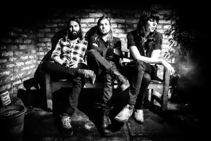 UK出身の男女ツイン・ヴォーカル3ピース・バンドBAND OF SKULLS、3/31リリースのニュー・アルバムより新曲「Be Mine」のMV公開