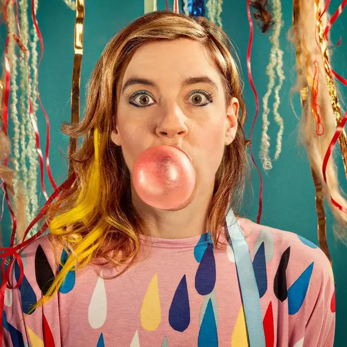 TUNE-YARDS、アメリカのテレビ番組でTHE ROOTSをバックに披露した新曲「Water Fountain」のパフォーマンス映像を公開