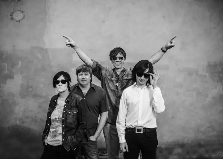 来年2月開催の"Hostess Club Weekender"、最終ラインナップとしてTHE THURSTON MOORE BAND出演決定。Steve Shelley、マイブラのDebbie Googeら豪華メンバーが参加