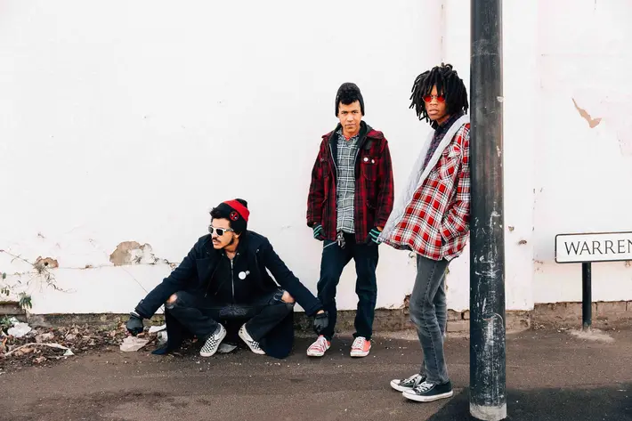 3兄弟ガレージ・パンク・バンド RADKEY、9/2にデビュー・アルバム『Dark Black Makeup』リリース決定