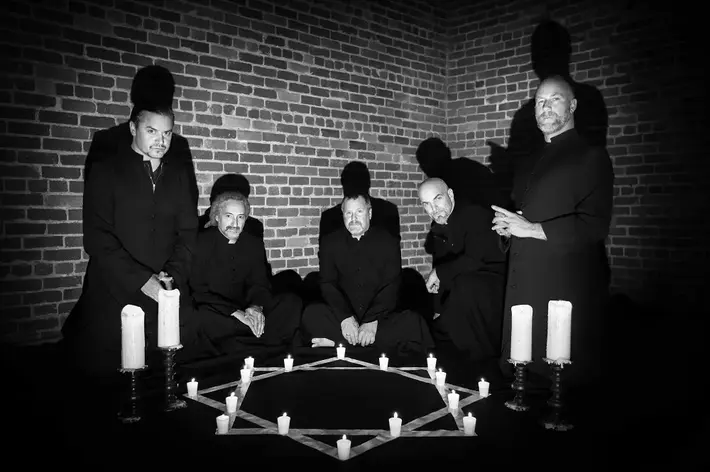 FAITH NO MORE、最新アルバム『Sol Invictus』より、高齢化社会の現代を象徴した"老人だらけ"な「Sunny Side Up」のMV公開