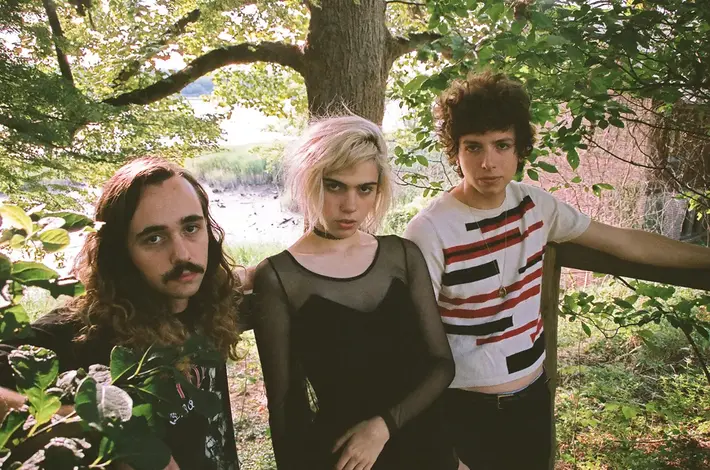 NYブルックリン出身の3ピース・バンド SUNFLOWER BEAN、2/17リリースのデビュー・アルバム『Human Ceremony』より「Easier Said」の音源公開