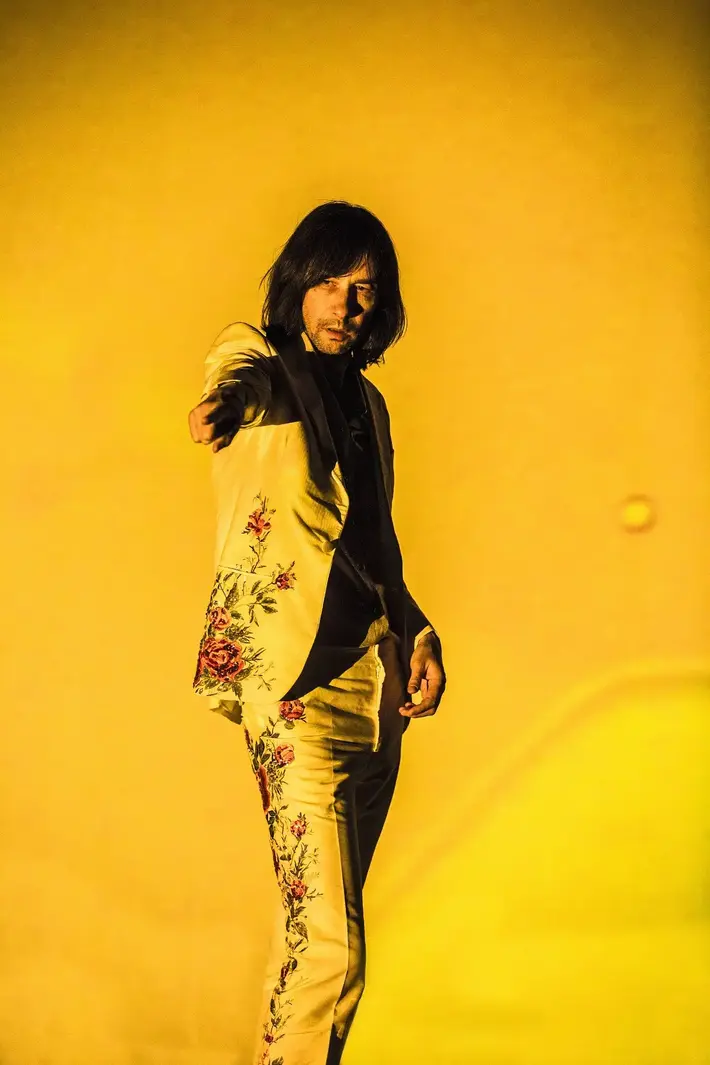 PRIMAL SCREAM、3/16リリースのニュー・アルバム『Chaosmosis』よりSky Ferreiraが参加した「Where The Light Gets In」のMV公開