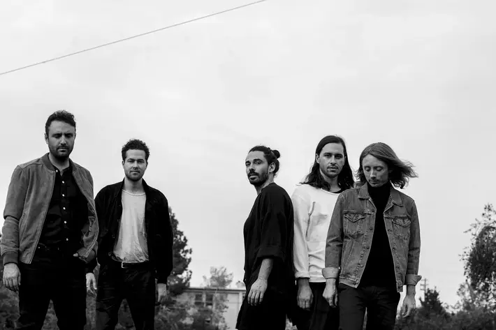 LOCAL NATIVES、9月にニュー・アルバム『Sunlit Youth』リリース決定。新曲「Villainy」のリリック・ビデオ公開