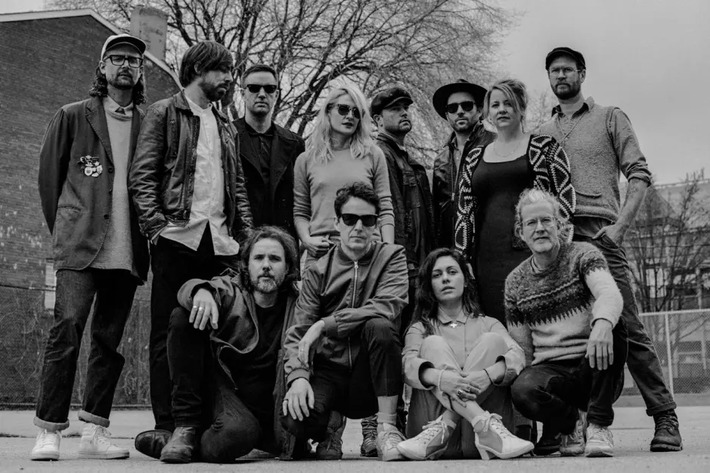 カナダ屈指の大所帯バンド BROKEN SOCIAL SCENE、7/7リリースのニュー・アルバム『Hug Of Thunder』より「Stay Happy」の音源公開