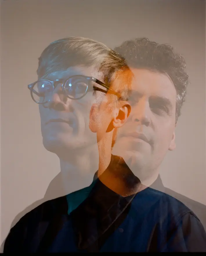 最先端エレクトロ・デュオ SIMIAN MOBILE DISCO、5/11にニュー・アルバム『Murmurations』リリース決定。新曲「Caught In A Wave」MV公開も