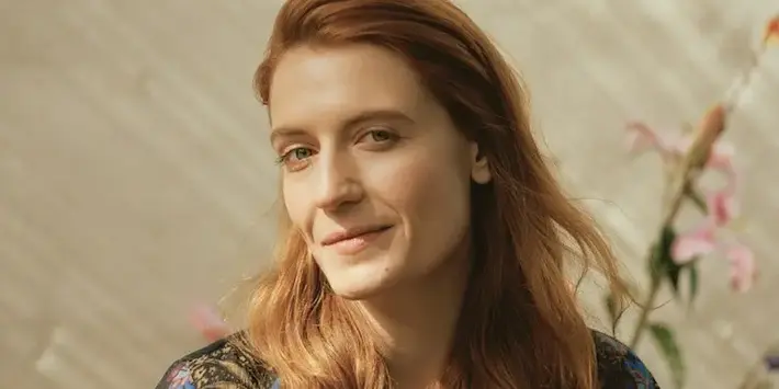 FLORENCE + THE MACHINE、米ラジオ"SiriusXM"にて披露した「Cosmic Love」、「Sky Full Of Song」パフォーマンス映像公開