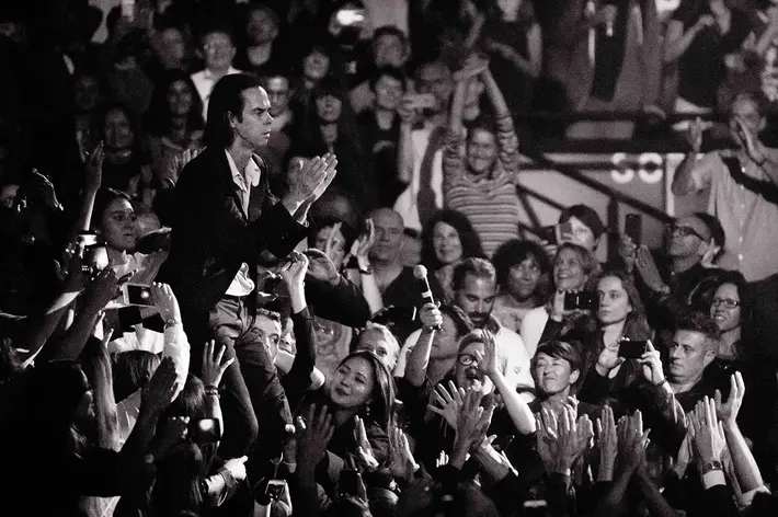 NICK CAVE & THE BAD SEEDS、9/28にライヴEP『Distant Sky (Live In Copenhagen)』リリース決定。タイトル曲のライヴ・ビデオ公開も