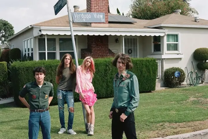 STARCRAWLER、新曲「She Gets Around」音源公開