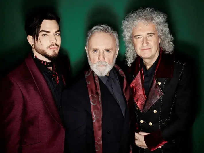 QUEEN + ADAM LAMBERT、NFL ダラス・カウボーイズのチアリーダーとコラボした「Fat Bottomed Girls」ライヴ映像公開