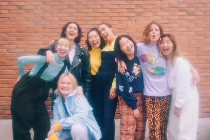 CHAI × HINDS、コラボレーション・シングルをリリース。日英スペイン3ヶ国語で歌うガールズ・パワー炸裂の最強アンセム。8/6初OAも決定