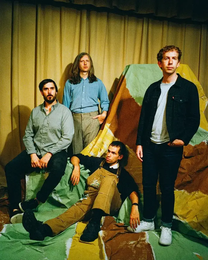 NYのガレージ・パンク・バンド PARQUET COURTS、ダンサブルなニュー・アルバム『Sympathy For Life』10/22リリース決定。新曲「Walking At A Downtown Pace」MV公開