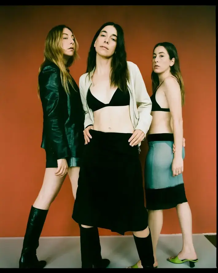 カリフォルニアの3姉妹バンド HAIM、新曲「Lost Track」をポール・トーマス・アンダーソン監督によるMVと同時リリース