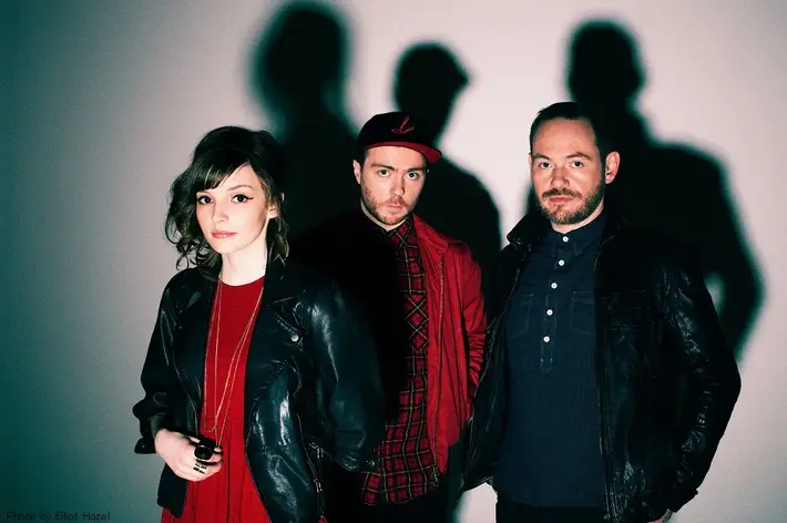 CHVRCHES、デビュー・アルバム『The Bones Of What You Believe』10周年記念エディション10/13リリース決定。初公開となる「Manhattan」先行リリース