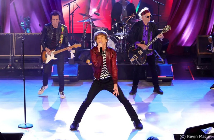 THE ROLLING STONES、最新アルバム『Hackney Diamonds』よりNicholas Hoult出演「Mess It Up」MV公開。「Whole Wide World」＆「Jumpin' Jack Flash」ライヴ映像公開