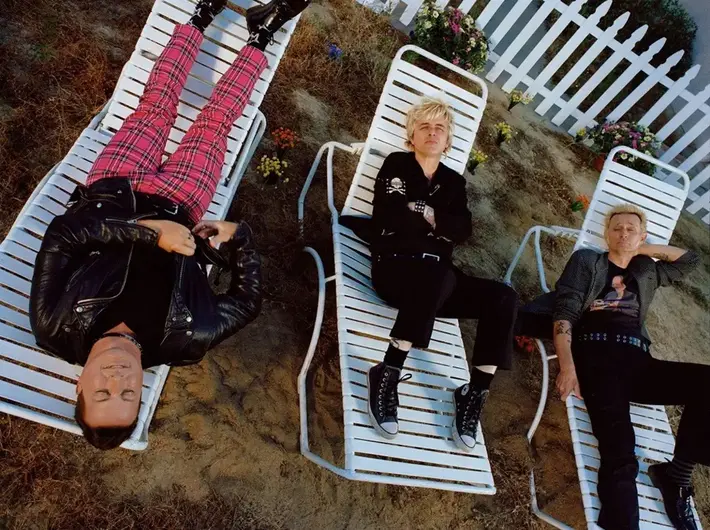 GREEN DAY、ニュー・アルバム『Saviors』より「Living In The '20s」レコーディング・メイキング映像公開。"iHeartRadio Music Awards"でのパフォーマンス映像も