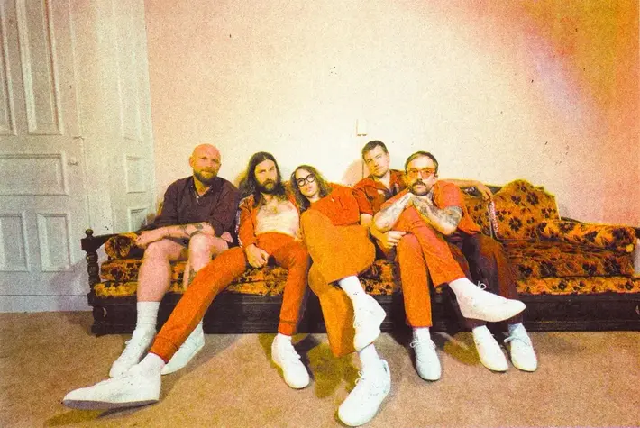 IDLES、最新アルバム『Tangk』より「Pop Pop Pop」MV公開