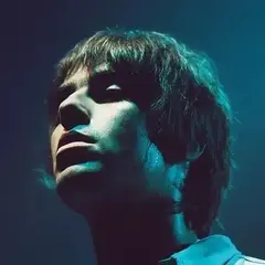 Liam Gallagher、OASISのデビュー・アルバム『Definitely Maybe』30周年記念ツアーより「Half The World Away」ライヴ映像公開